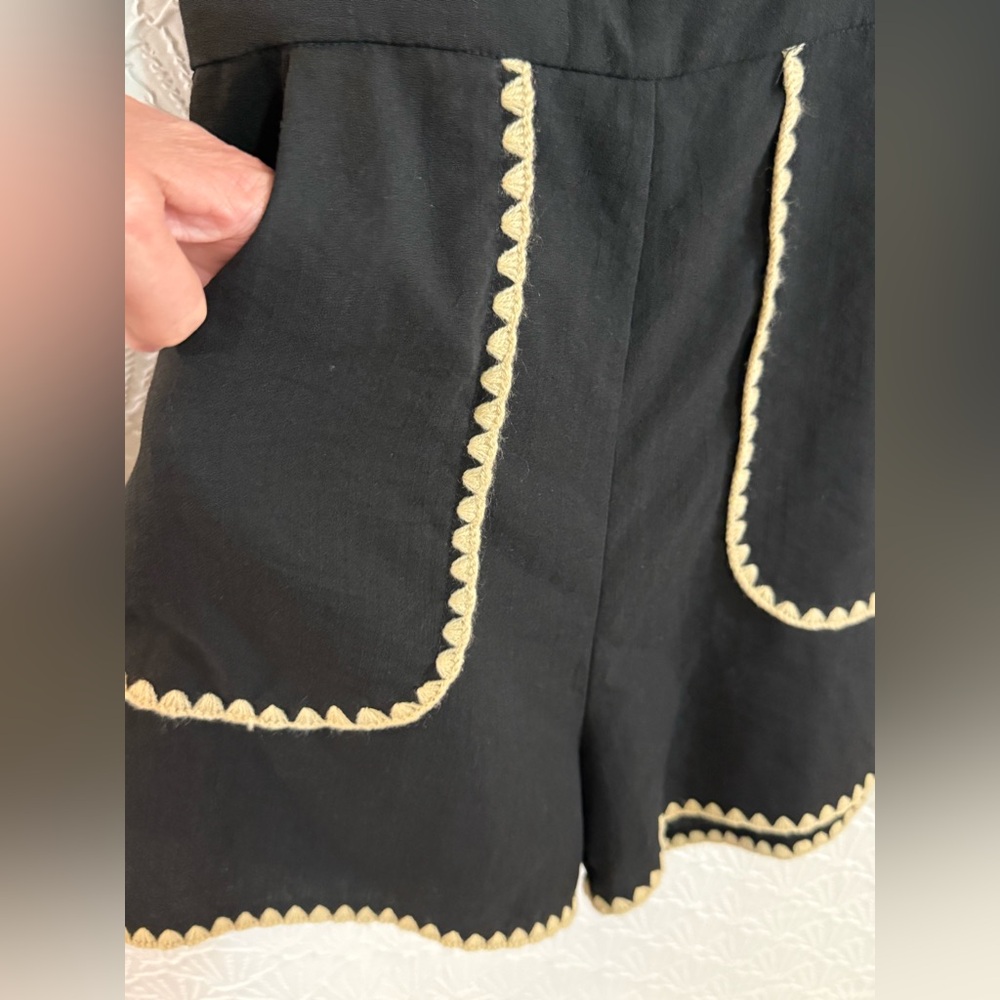🛍️ Entro Black Romper with Cream Scallop Trim - Picture 4 of 5